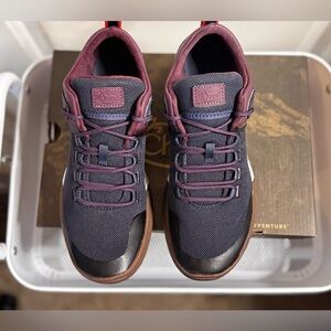 New in box women’s Chaco Sidetrek maroon and blue size 8 shoes